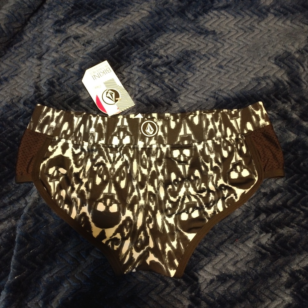 ☠️ Volcom ☠️ bikini bottom boardies